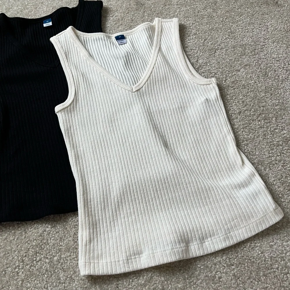 Bundle of Two Old Navy Ribbed V-Neck Tank Top - Black and Cream Size XS NWT - Picture 8 of 8